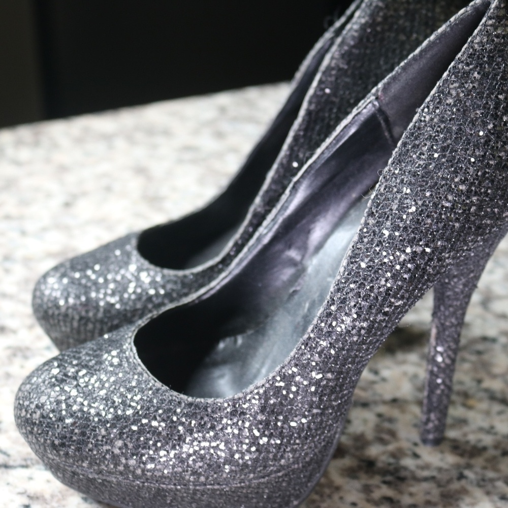 Black glittery pumps